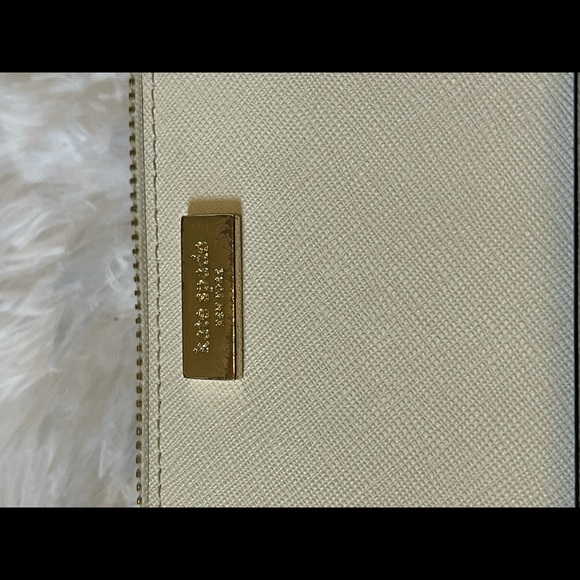 Kate Spade Wallet & Shoulder Bag
Perfect size for all the things 😁 - Picture 8 of 8